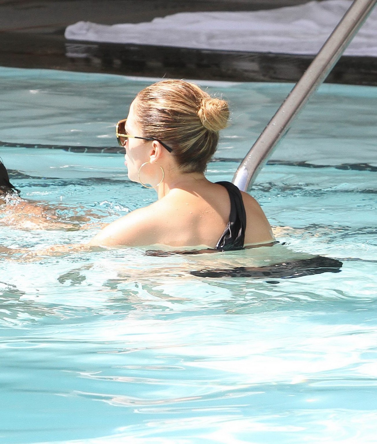 Jennifer Lopez portant un bikini noir sexy à la piscine d'un hôtel à Miami.
 #75253645