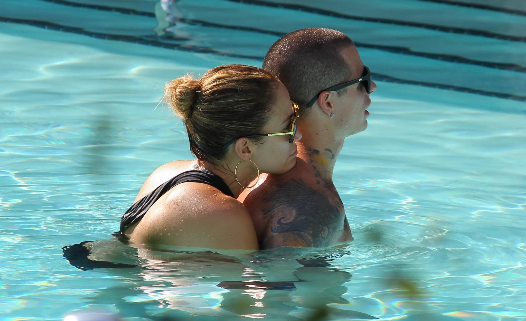 Jennifer lopez luciendo un sexy bikini negro en la piscina de un hotel en miami
 #75253666