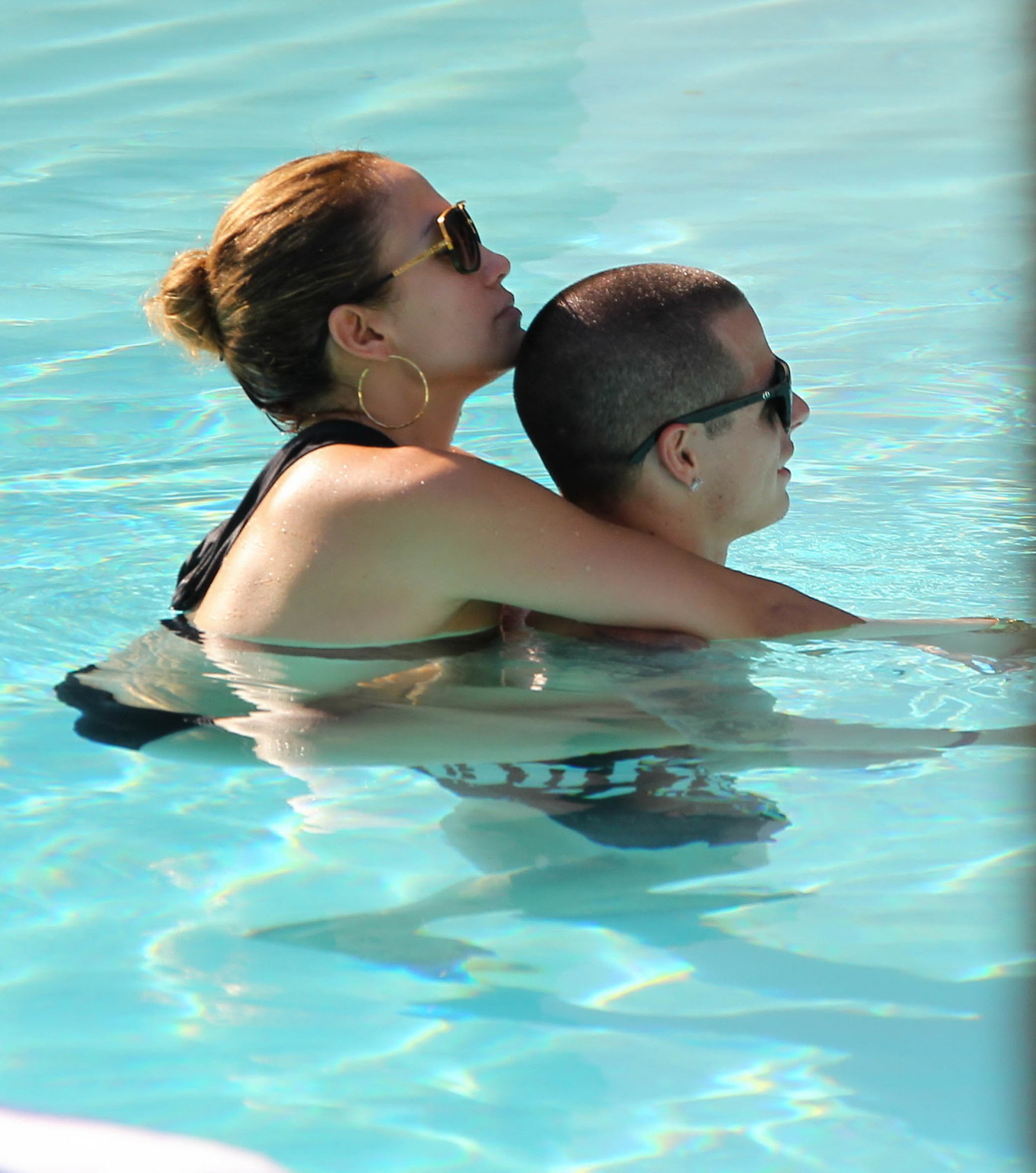 Jennifer Lopez portant un bikini noir sexy à la piscine d'un hôtel à Miami.
 #75253670