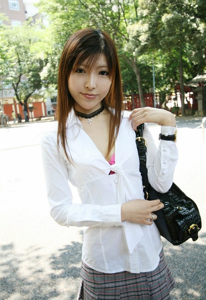 Une écolière japonaise sexy exhibe sa jupe haute en public.
 #77866997
