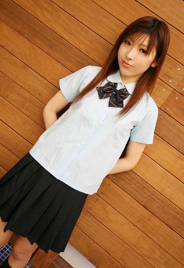 Une écolière japonaise sexy exhibe sa jupe haute en public.
 #77867049