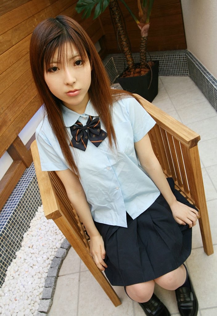 Une écolière japonaise sexy exhibe sa jupe haute en public.
 #77867064