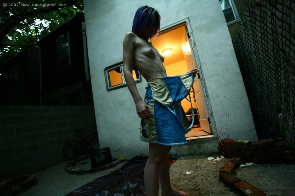 剃り上げたマンコを広げるセクシーなゴシックティーンのスカンク売春婦
 #73274402