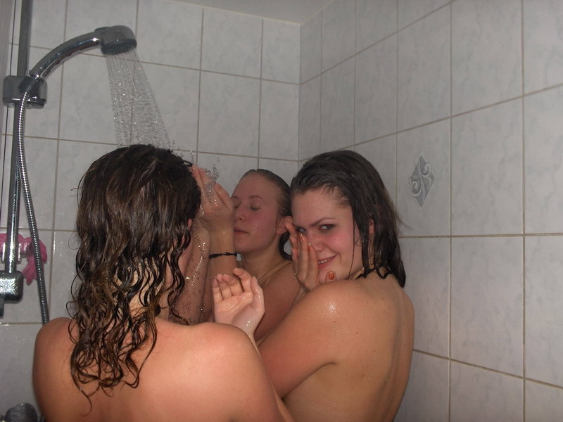 Amies amatrices nues dans la salle de bain
 #77124631