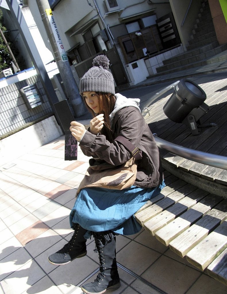 Jeune japonaise en jupe haute montrant sa culotte et son corps nu
 #77867153