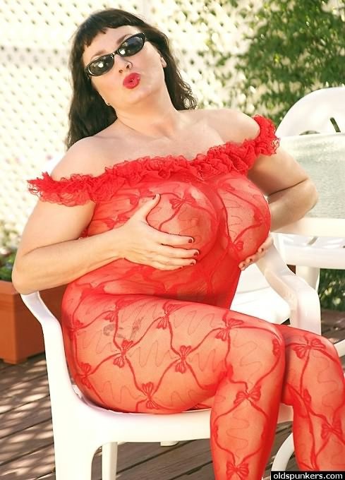 赤い網を着た太った熟女が巨大なオッパイを見せながらイジメる
 #75538959