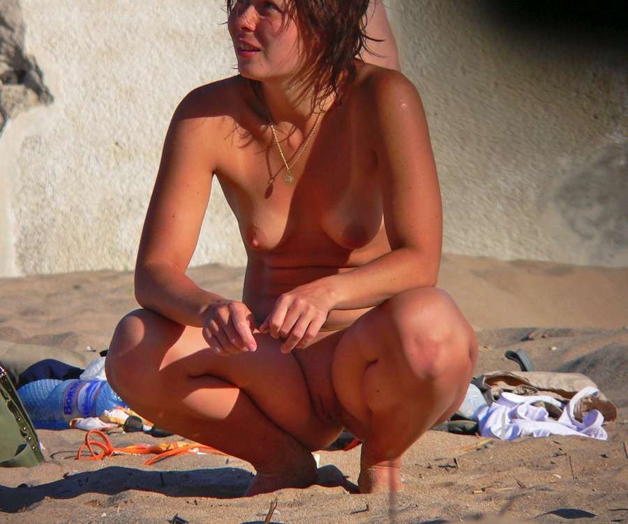 Sexy kurzhaarige Nudistin reibt ihren eigenen nackten Körper
 #72254703