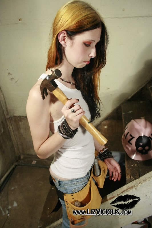 Redhead goth chick Liz vizioso giocando la sua figa
 #76320754