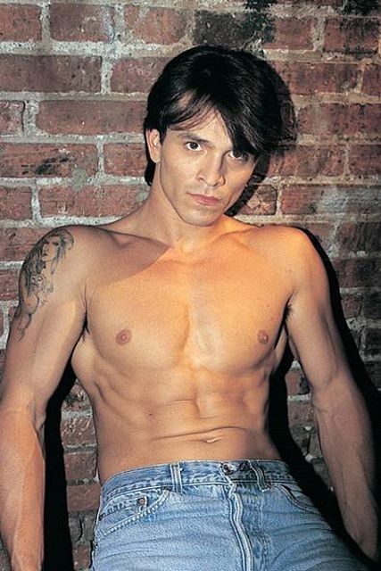 Dos cuerpos bronceados chupando y follando en un garaje sucio
 #76970201