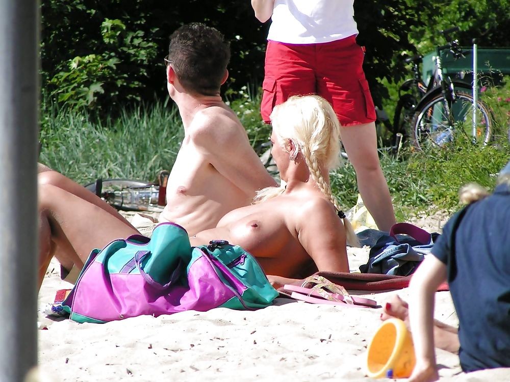 Sexy curvaceous cutie si spoglia in una spiaggia nudista
 #72242598