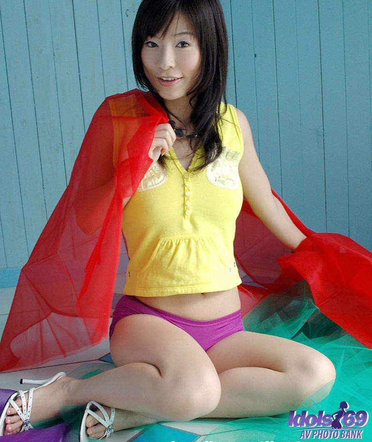 La belleza japonesa se quita la ropa y muestra su cuerpo sexy
 #69986501