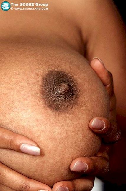 巨大な乳房を持つ黒檀のベイブ
 #70632907