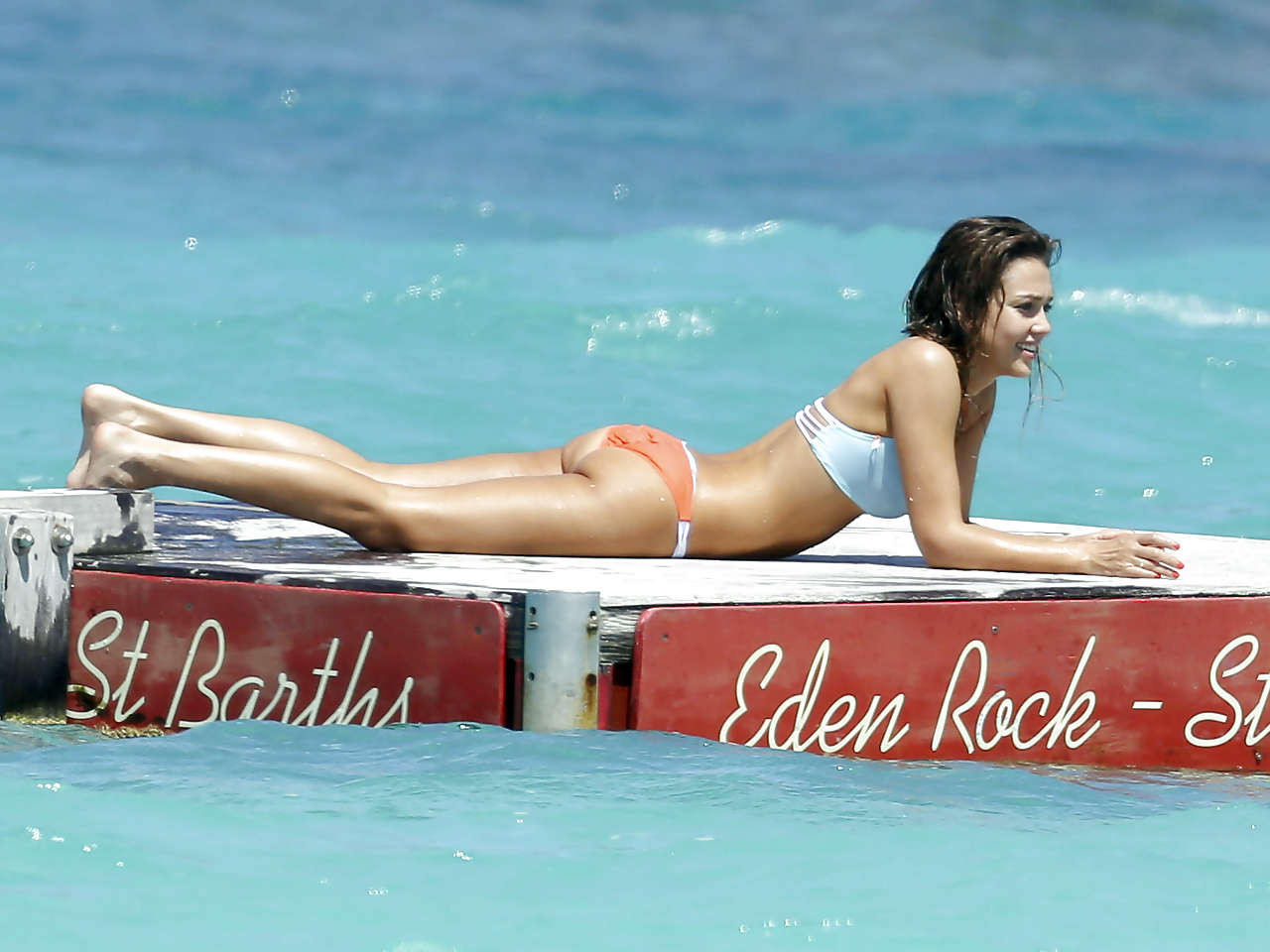 Jessica alba exposant son corps sexy et son cul chaud en bikini
 #75233930