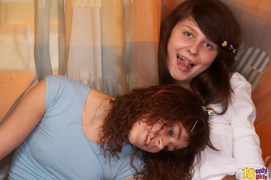 Dos chicas pequeñas explorando sus cuerpos desnudos
 #78804694