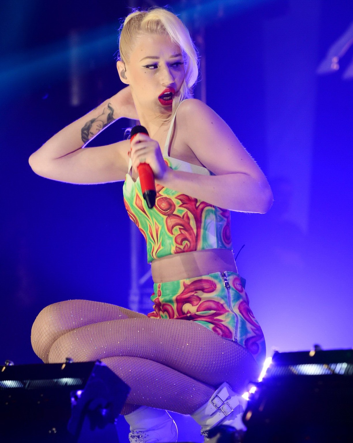 Iggy azalea en shorts y mallas actuando en el día 2 del gran fin de semana de radio 1
 #75230958