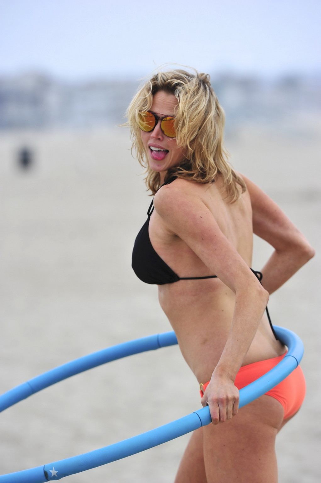 Estella Warren im Bikini mit Hula-Hoop-Reifen am Strand von Venedig
 #75188362