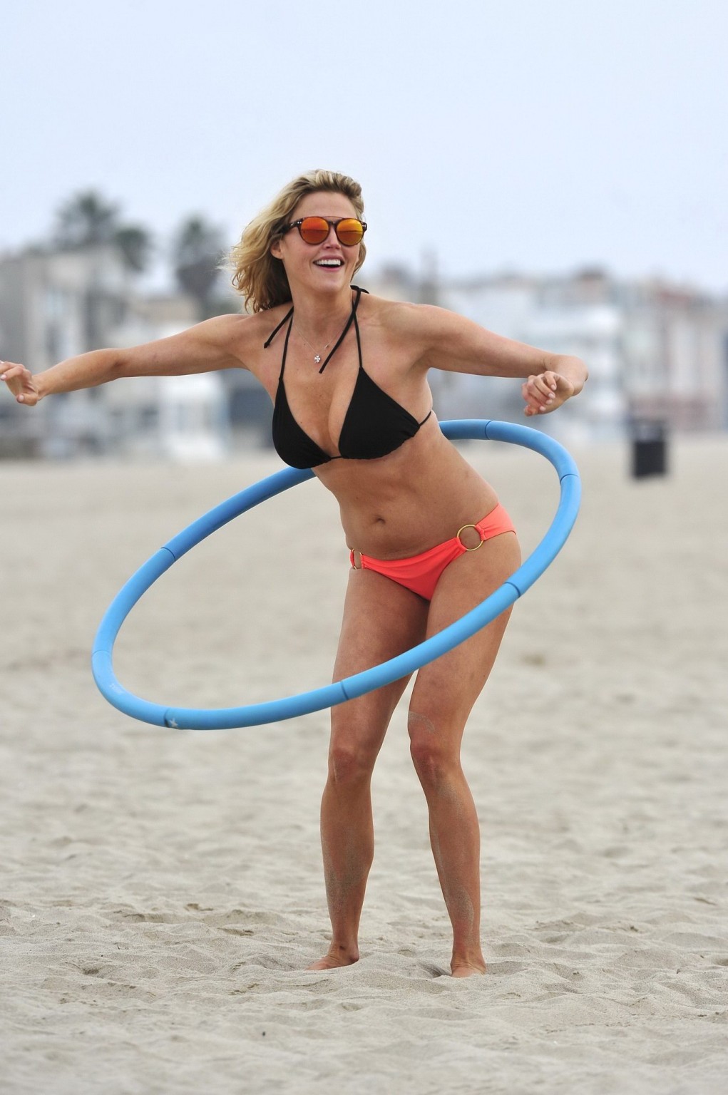 Estella Warren im Bikini mit Hula-Hoop-Reifen am Strand von Venedig
 #75188372