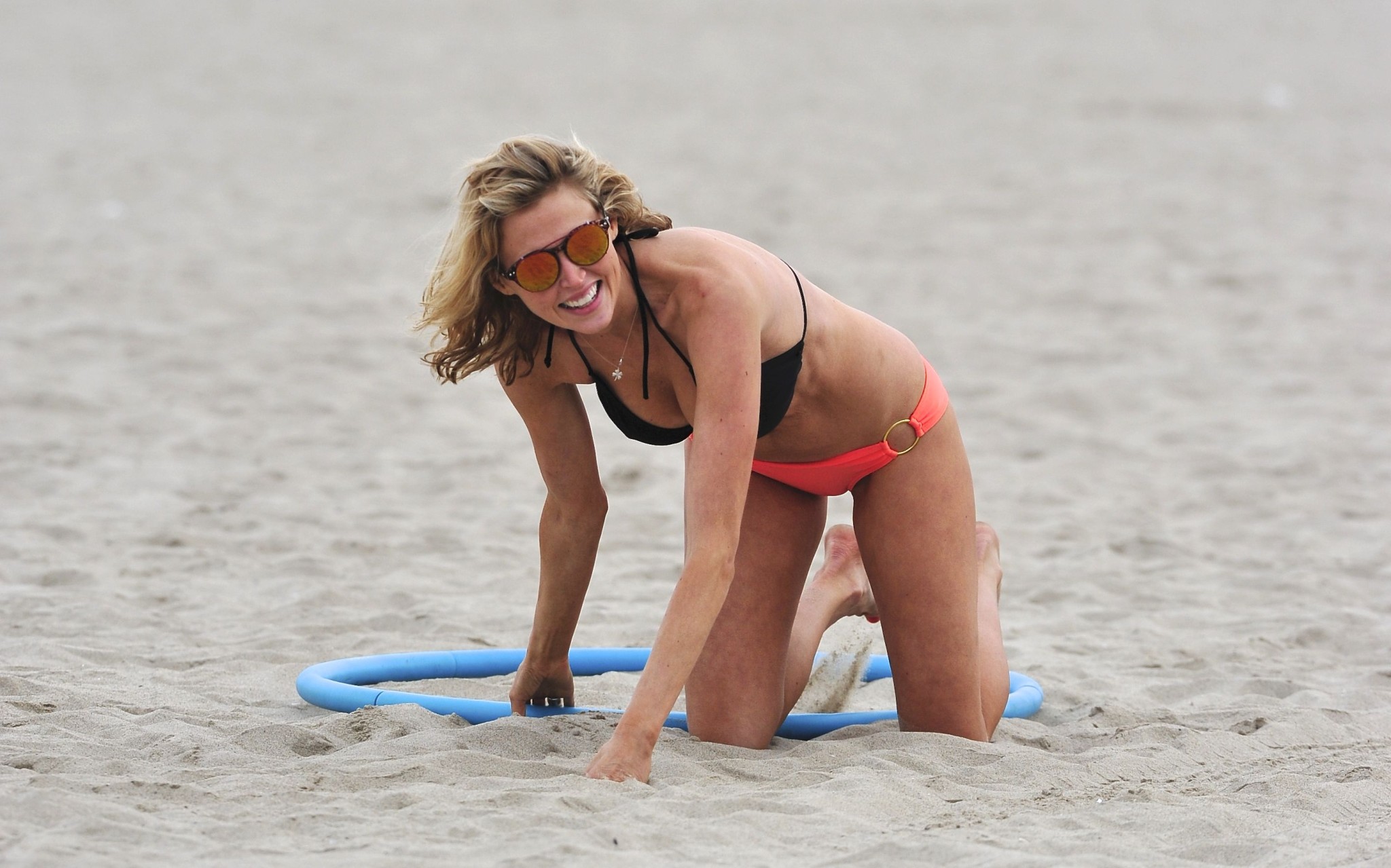 Estella Warren in bikini con l'hula hoop alla spiaggia di Venezia
 #75188381