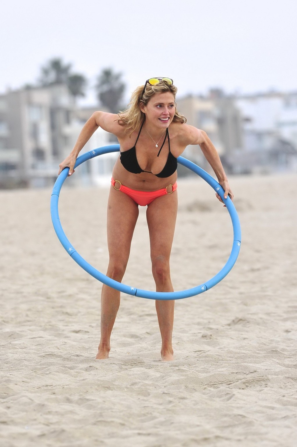 Estella Warren in bikini con l'hula hoop alla spiaggia di Venezia
 #75188407