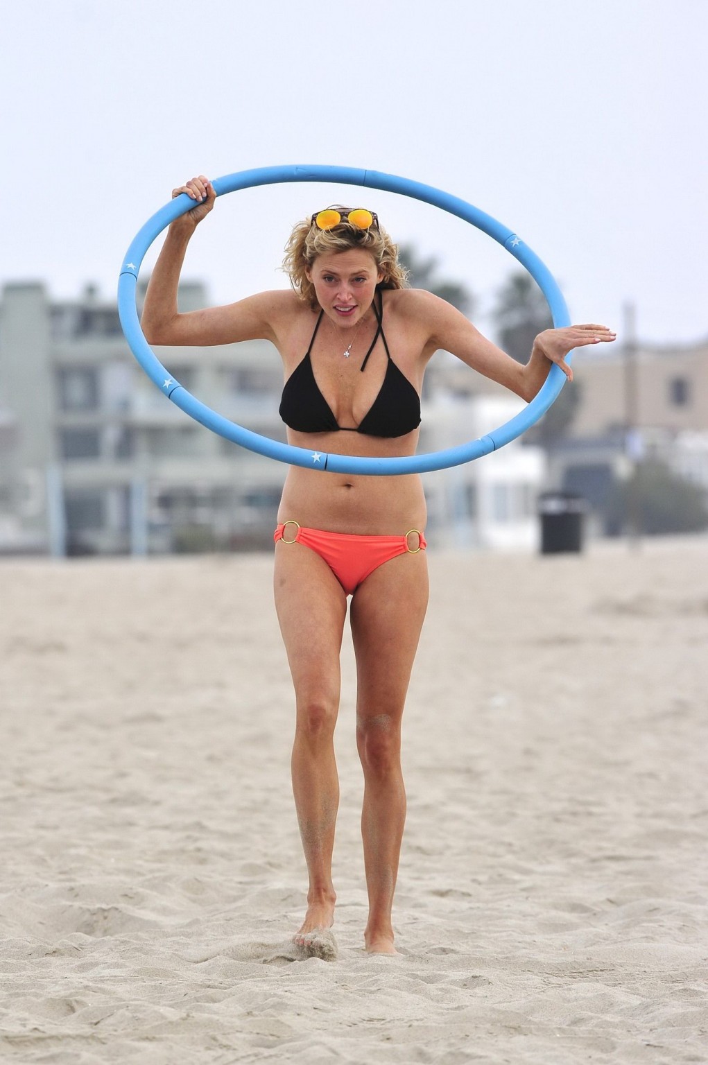 Estella warren en bikini girando el aro de hula en la playa de venecia
 #75188420
