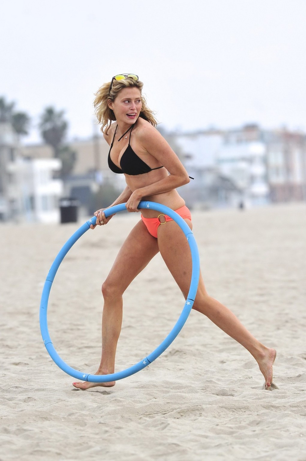 Estella Warren in bikini con l'hula hoop alla spiaggia di Venezia
 #75188469