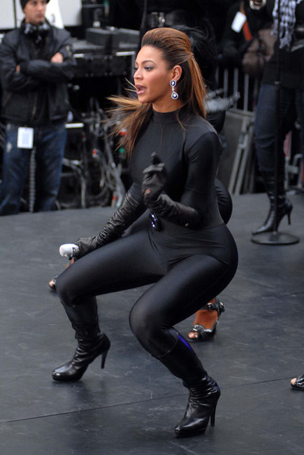 La célébrité Beyonce Knowles pose dans une lingerie sexy en latex noir.
 #75407375