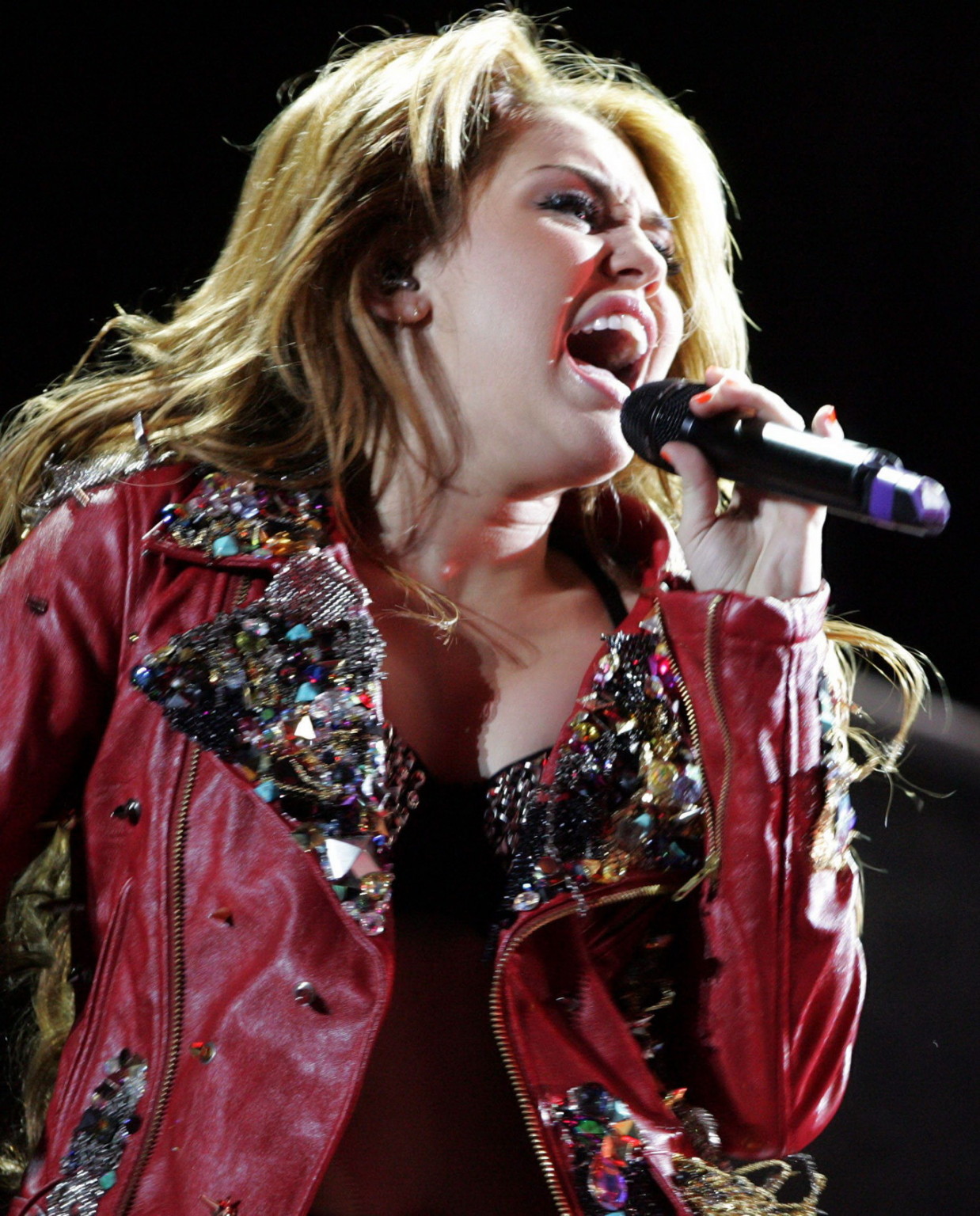 Miley Cyrus leggy busty indossando abiti in pelle skimpy in un tour sudamericano
 #75304913