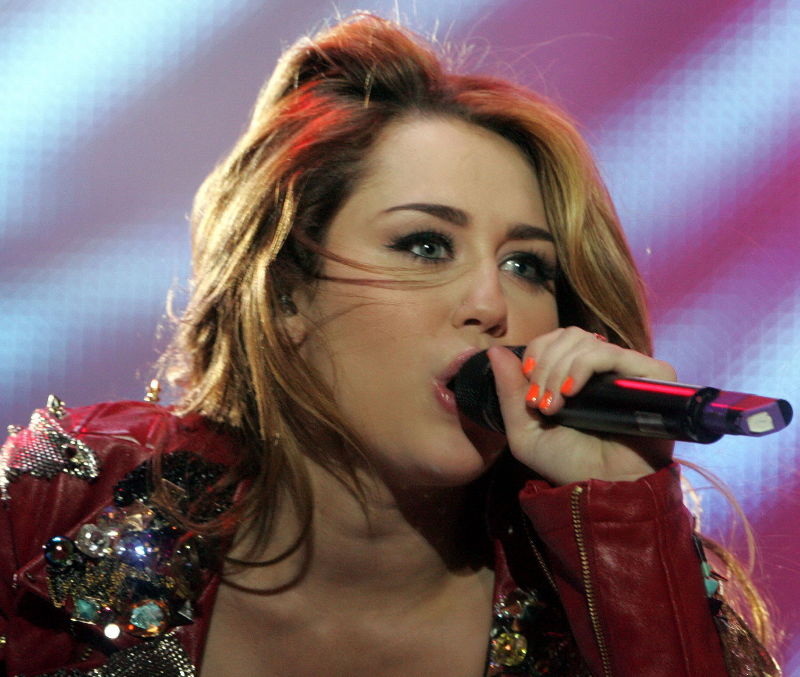 Miley Cyrus leggy busty indossando abiti in pelle skimpy in un tour sudamericano
 #75305102