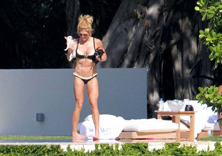 Torrie wilson exposant son corps sexy et son cul chaud en bikini sur la piscine
 #75276371