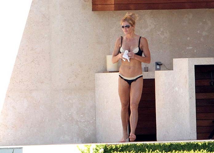 Torrie Wilson entblößt sexy Körper und heißen Arsch im Bikini am Pool
 #75276375