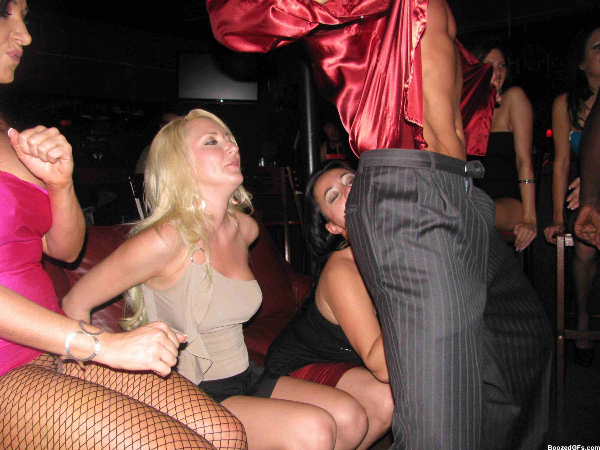 Heiße männliche Stripper verführen Babes in einem privaten Club
 #76401357