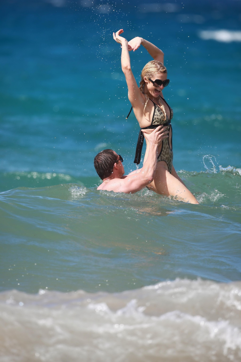 Paris Hilton indossando sexy costume da bagno leopardato in hawaii
 #75334243