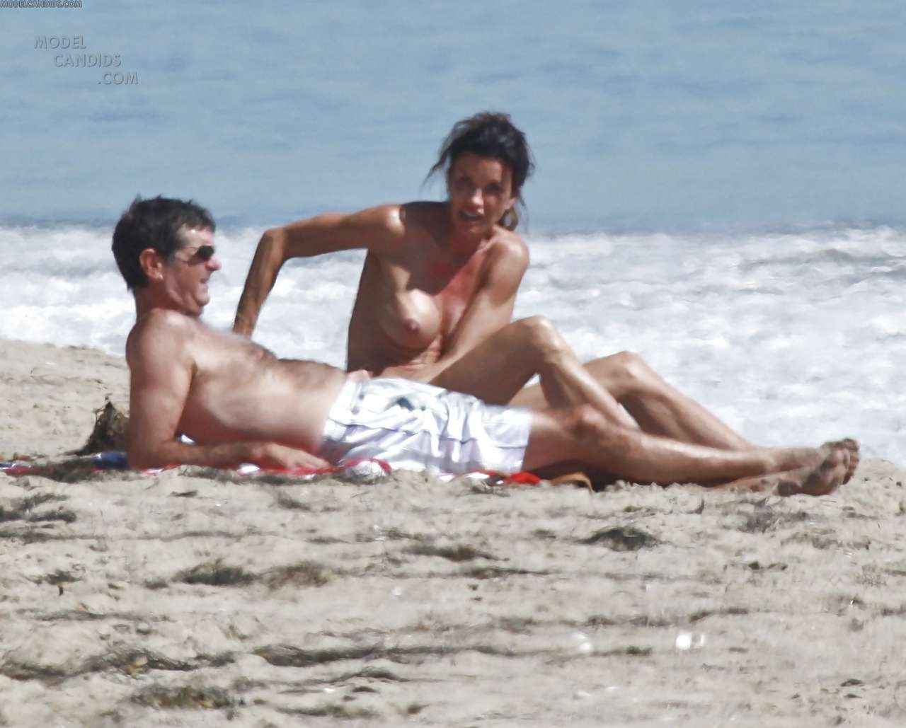 Janice Dickinson che mostra le sue belle tette grandi sulla spiaggia foto paparazzi
 #75285428