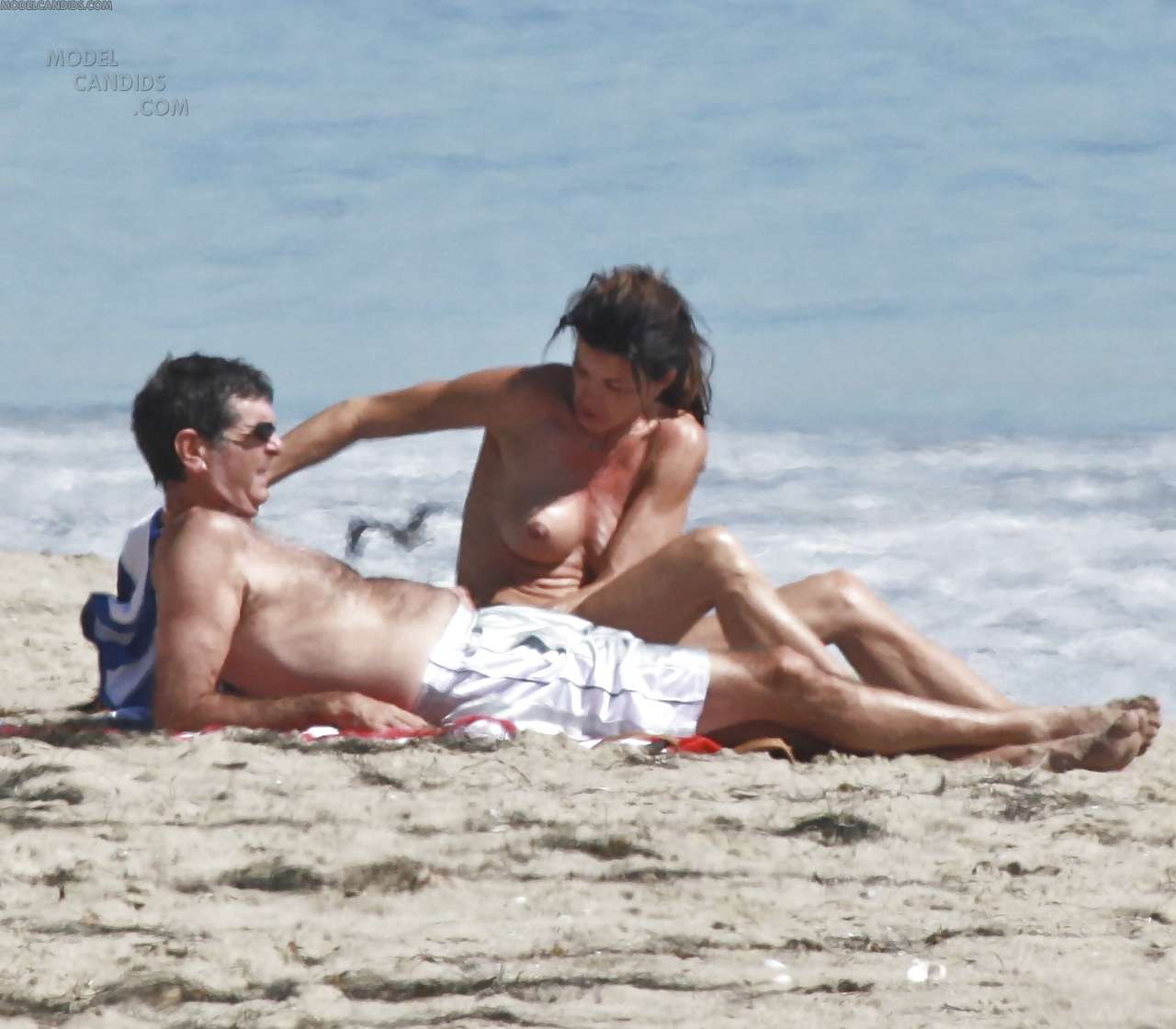 Janice Dickinson montrant ses beaux gros seins sur la plage photos paparazzi
 #75285434