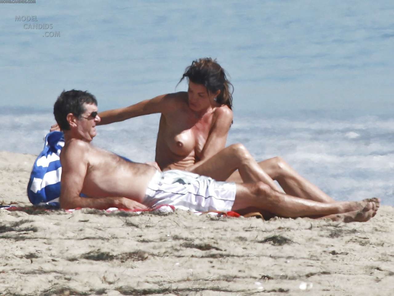 Janice Dickinson che mostra le sue belle tette grandi sulla spiaggia foto paparazzi
 #75285440