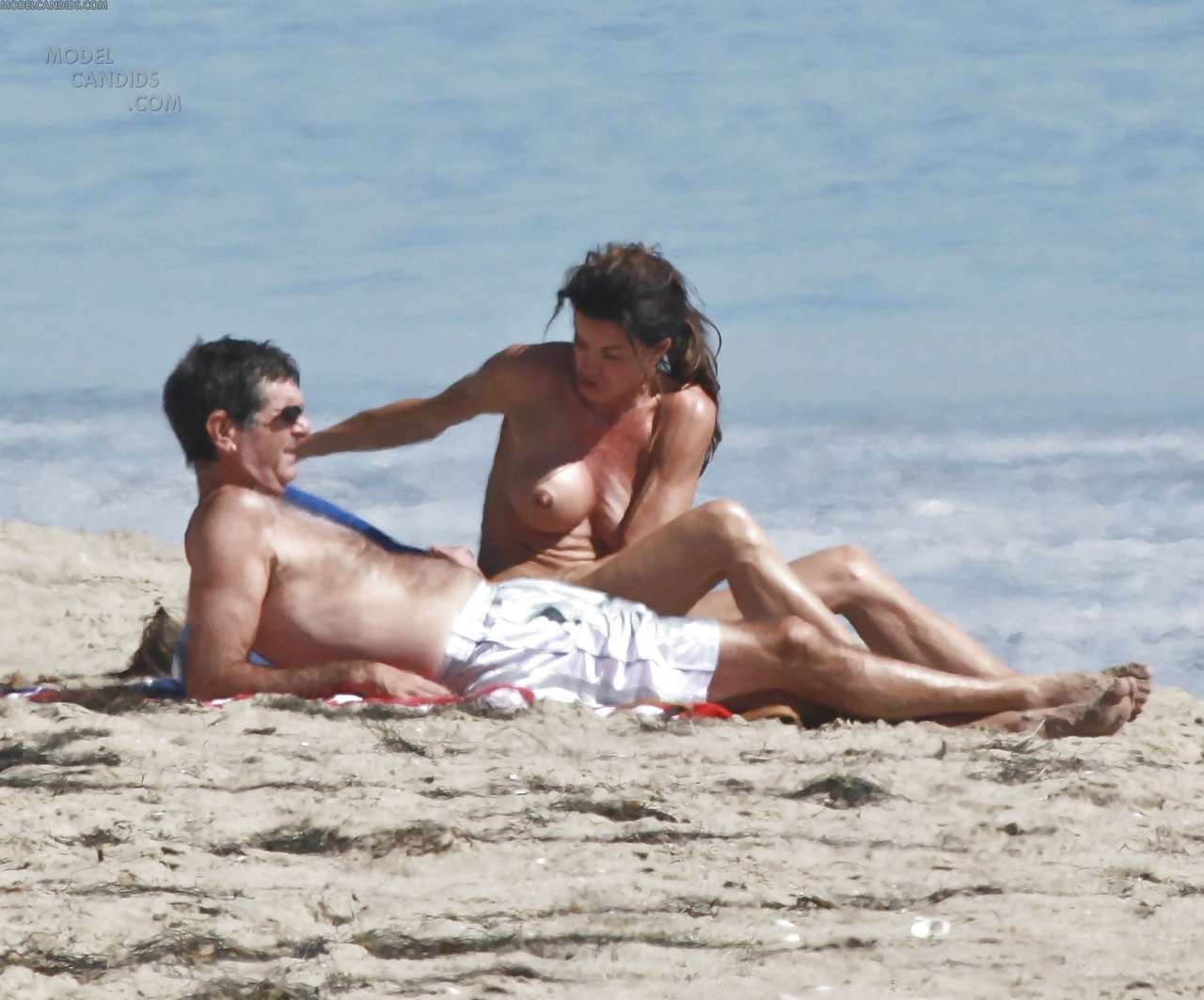 Janice Dickinson montrant ses beaux gros seins sur la plage photos paparazzi
 #75285443