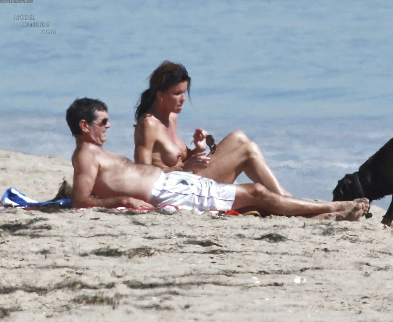 Janice Dickinson che mostra le sue belle tette grandi sulla spiaggia foto paparazzi
 #75285449