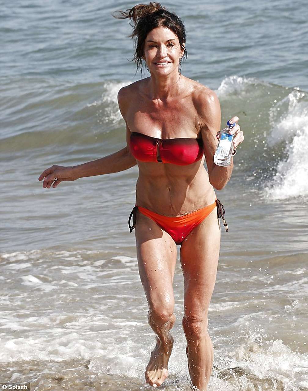 Janice Dickinson che mostra le sue belle tette grandi sulla spiaggia foto paparazzi
 #75285469