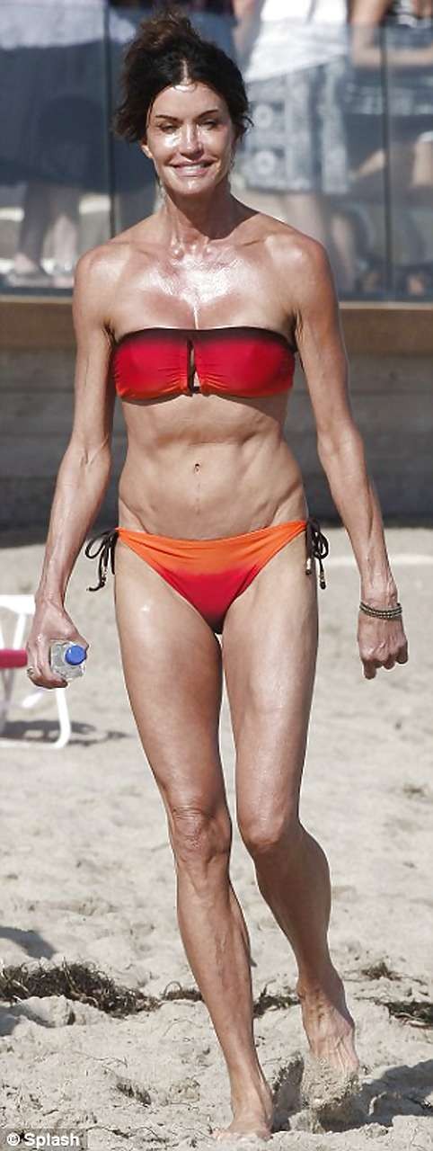 Janice Dickinson che mostra le sue belle tette grandi sulla spiaggia foto paparazzi
 #75285473