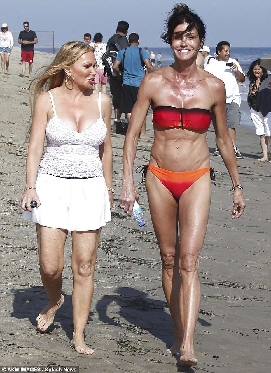 Janice Dickinson montrant ses beaux gros seins sur la plage photos paparazzi
 #75285493