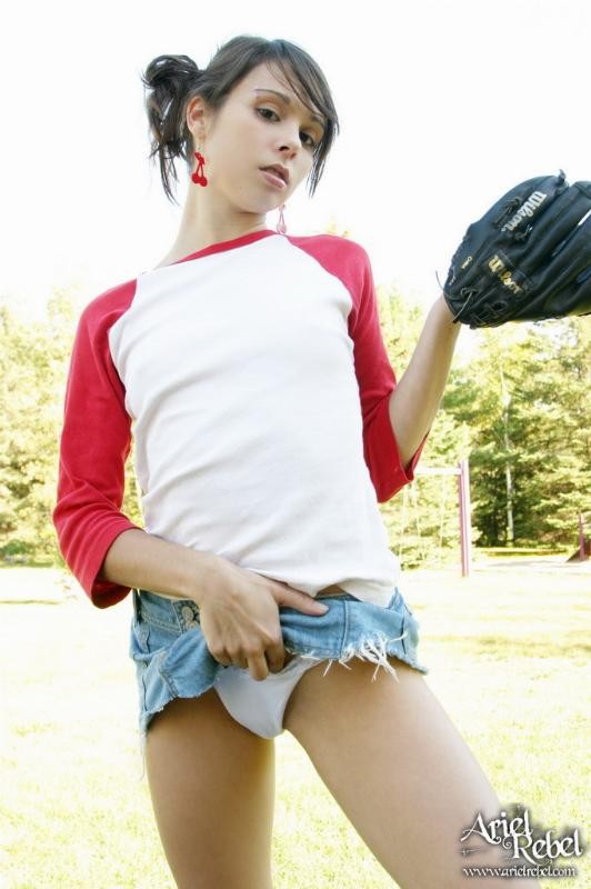 Sport Babe blinkt rasierte Muschi auf dem Softball-Feld
 #78627016