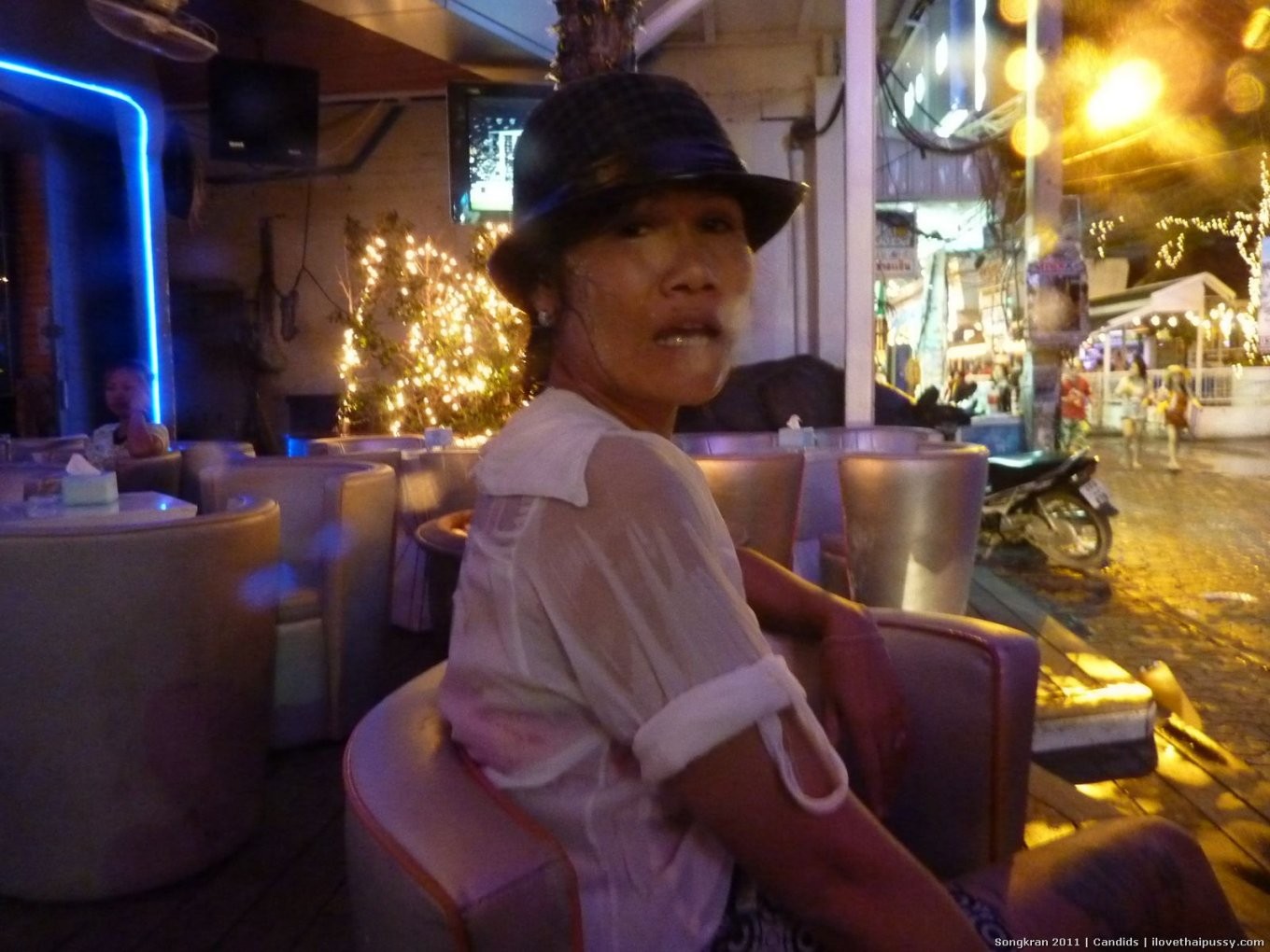 タイの売春婦がスウェーデン人観光客のためにケツの穴を広げています。
 #67993918