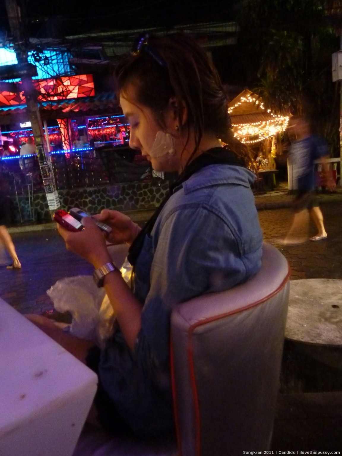 タイの売春婦がスウェーデン人観光客のためにケツの穴を広げています。
 #67993927