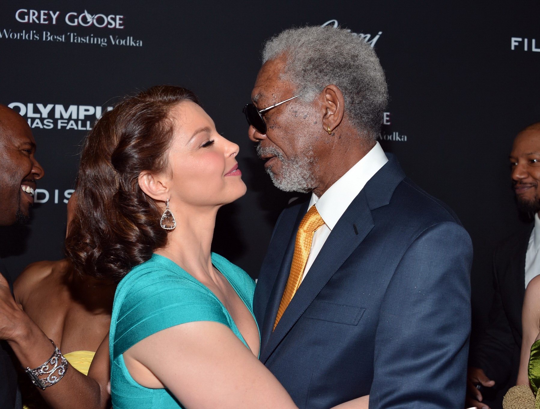 Ashley judd mostrando un enorme escote en un vestido azul corto en el olympus ha fallado
 #75238040