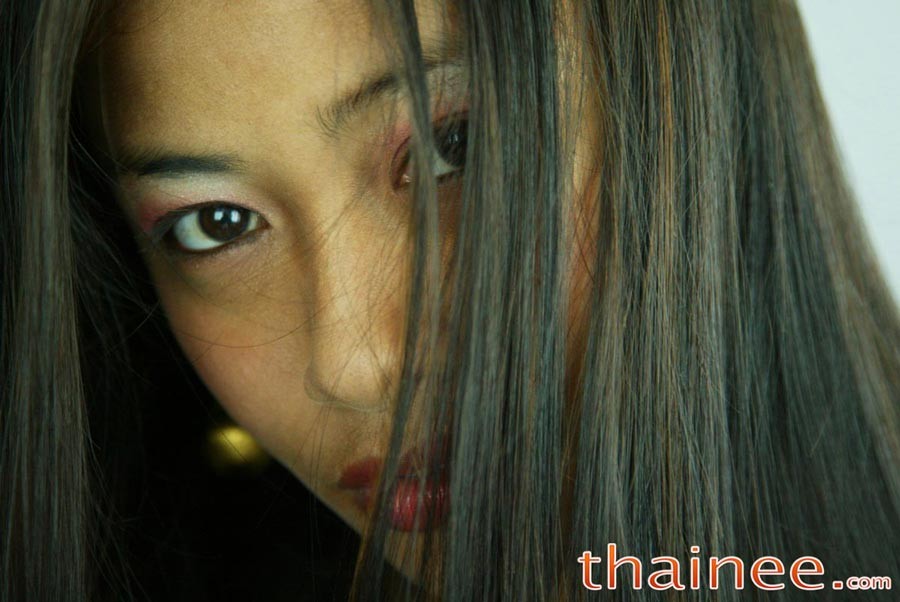 Thailändisches Teenie zieht sich bis auf das Höschen aus
 #69952966