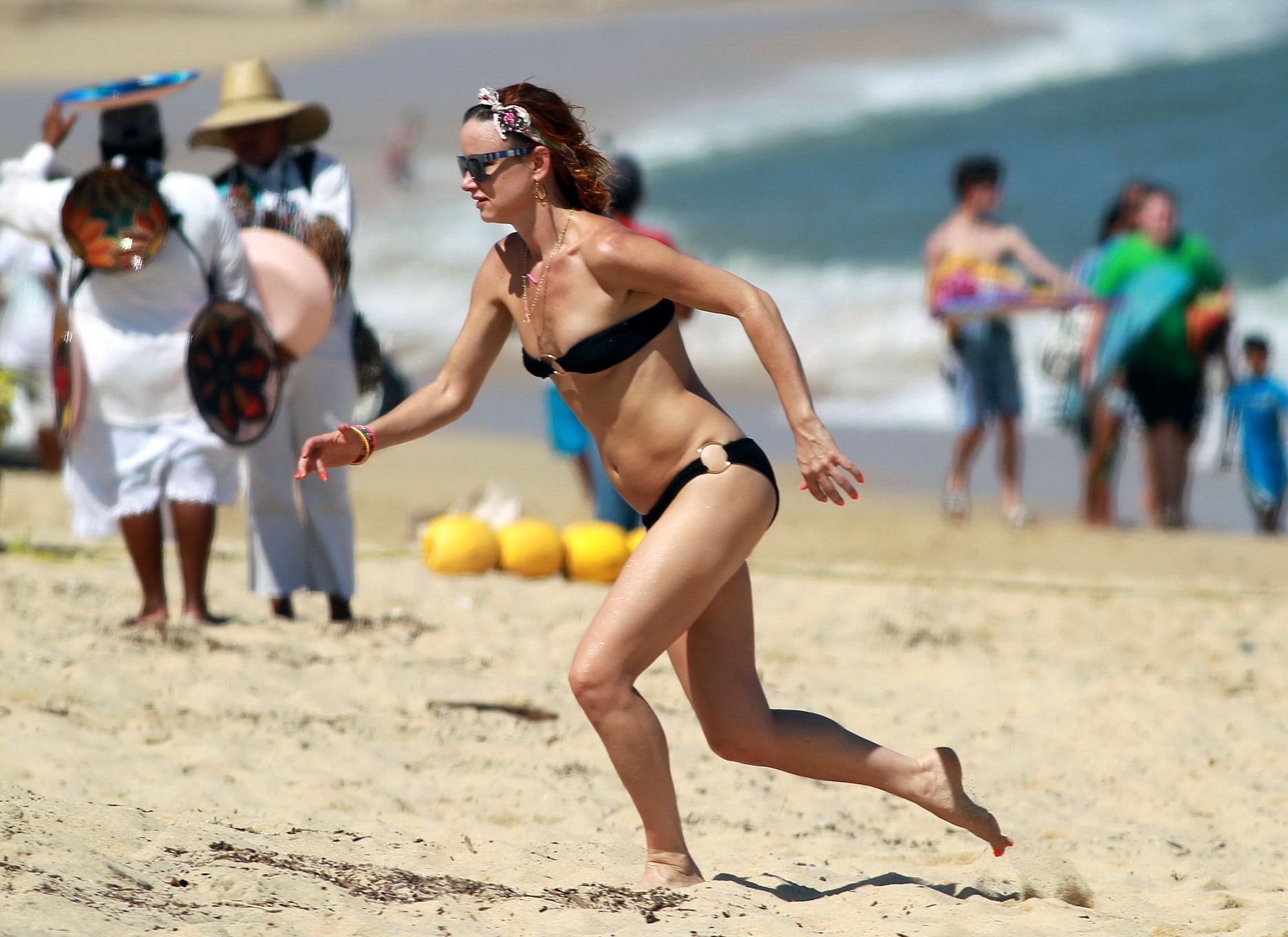 Juliette lewis portant un minuscule bikini noir sur une plage du Mexique
 #75254207