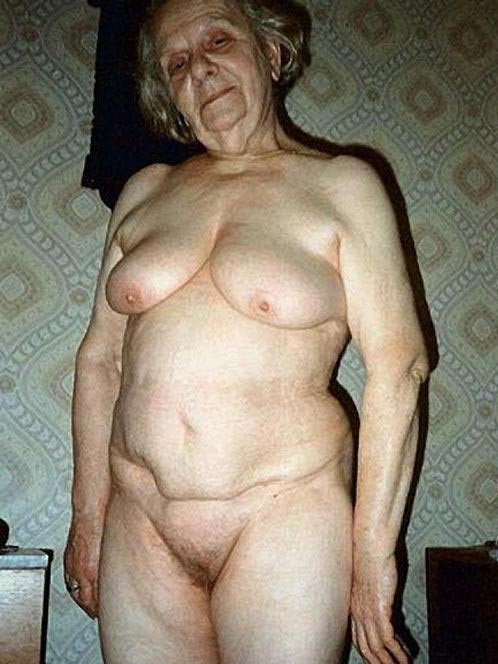 Grandes-mères amatrices et perverses posant nues
 #67511722