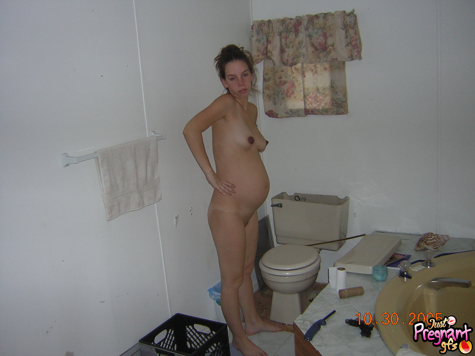 De gros seins de femme enceinte remplis de lait sur ces photos de jeune amateurs
 #67351412