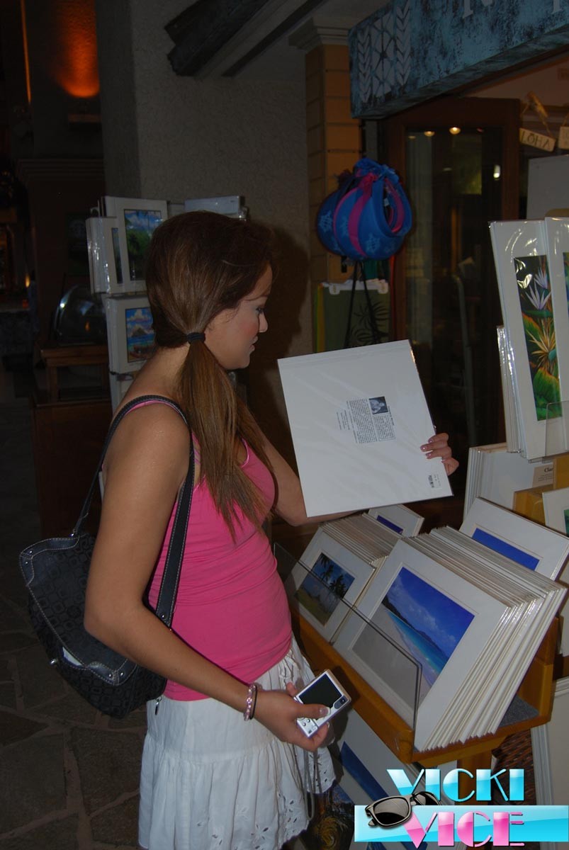 Fotos de vacaciones cándidas de una joven exhibiéndose en la playa
 #72313615