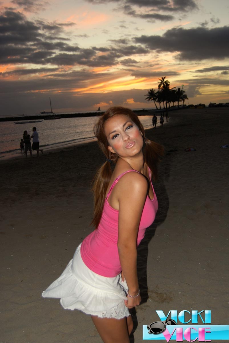 Fotos de vacaciones cándidas de una joven exhibiéndose en la playa
 #72313639